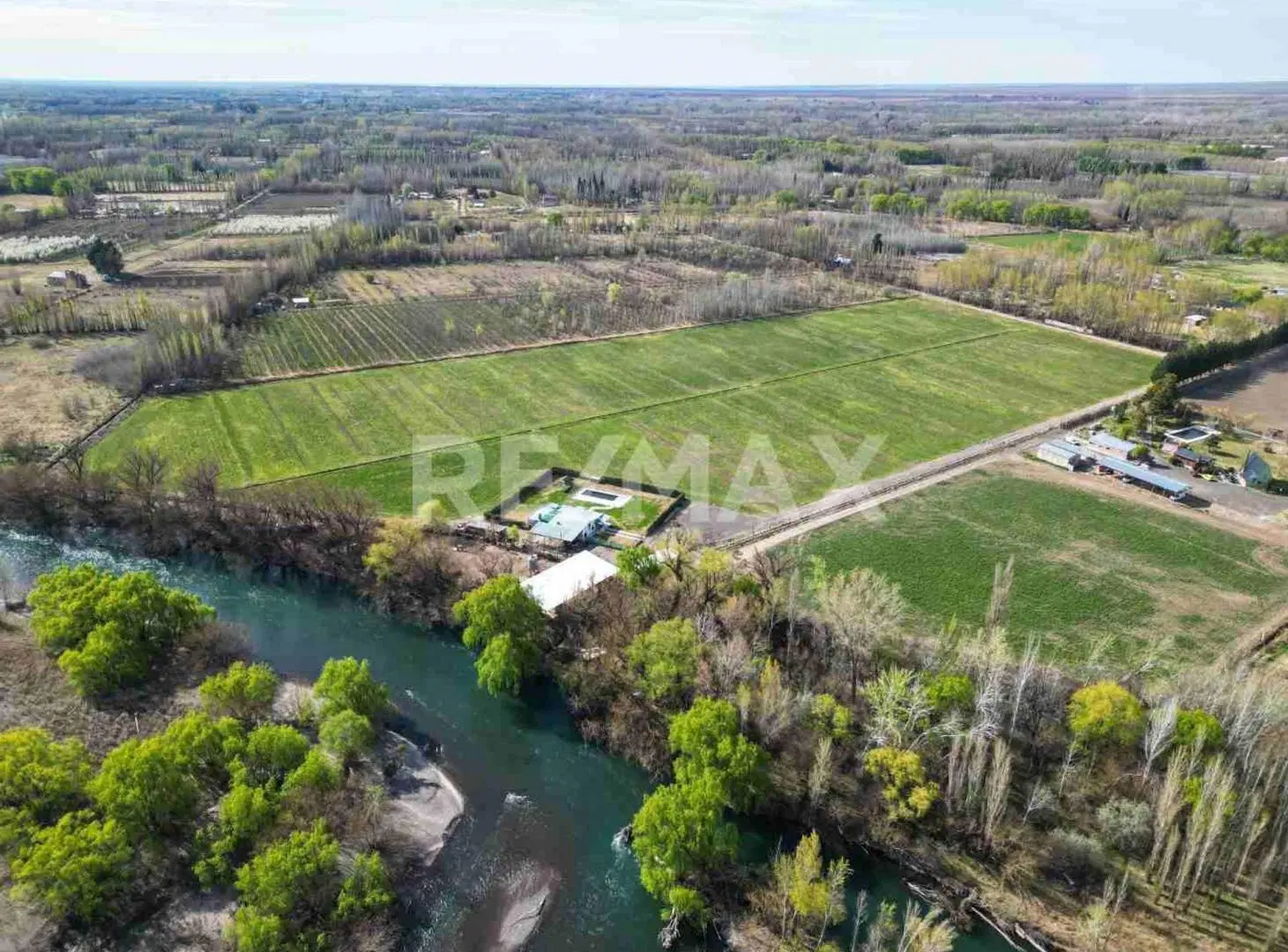 Se vende casa quinta con costa de Río Neuquén 4