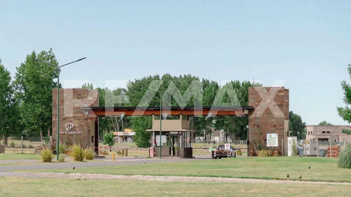 TERRENO EN VENTA EN LOS CANALES DE PLOTTIER 3