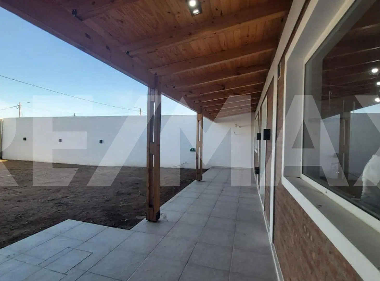 ALQUILER CASA MONOAMBIENTE CON PATIO Y COCHERA 3