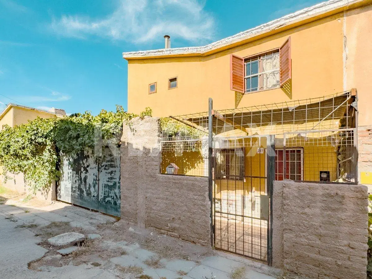 VENTA CASA EN BARRIO LOS PIONEROS, CENTENARIO 2