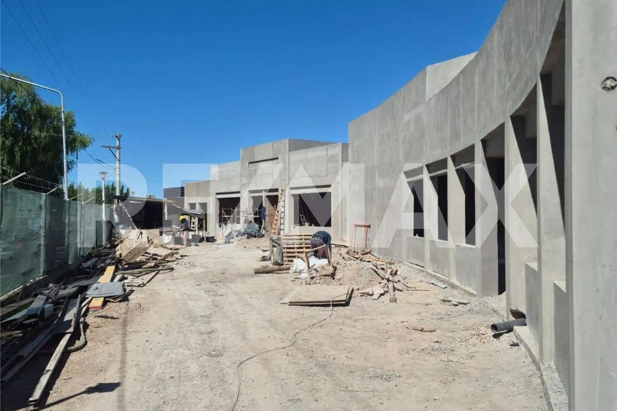Local comercial, intercountry. Plottier 2
