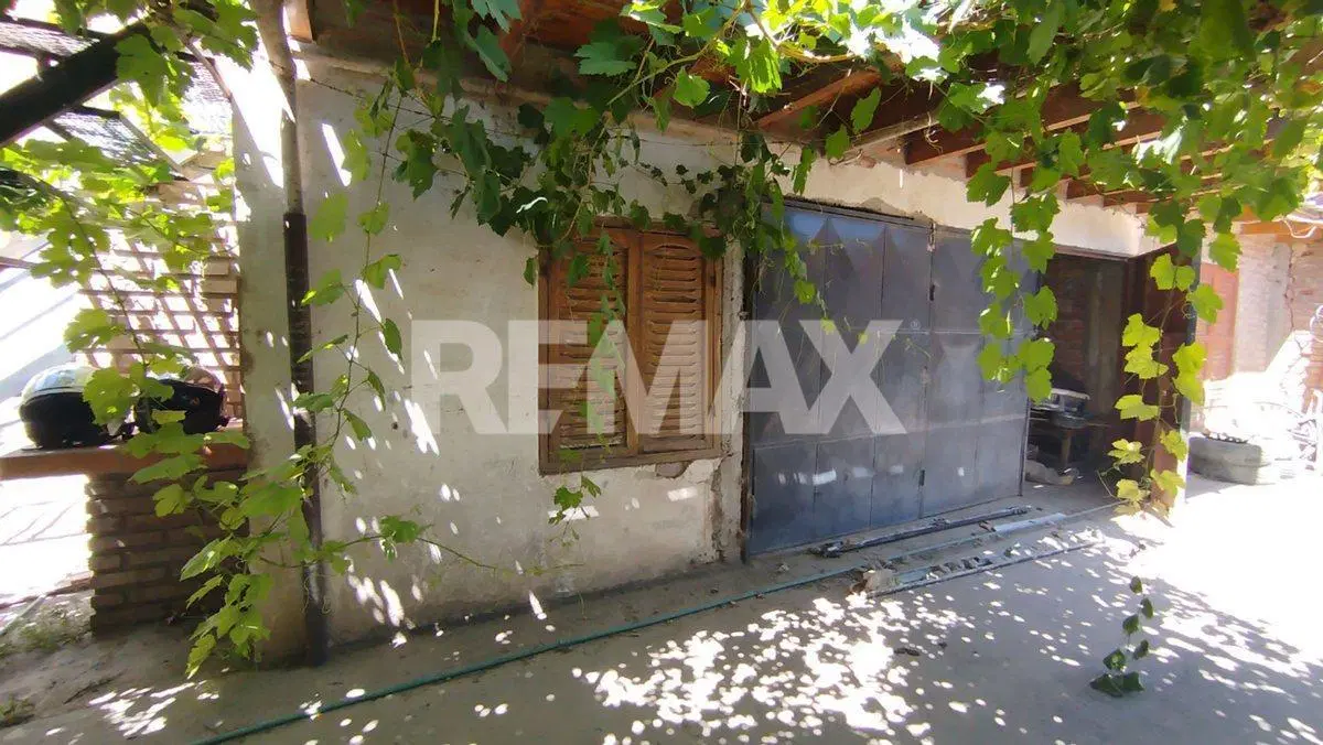 EN VENTA CASA + 2 DEPTOS CINCO SALTOS 2