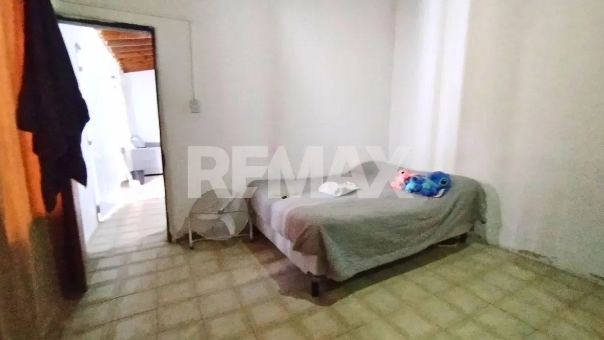 EN VENTA CASA + 2 DEPTOS CINCO SALTOS 3