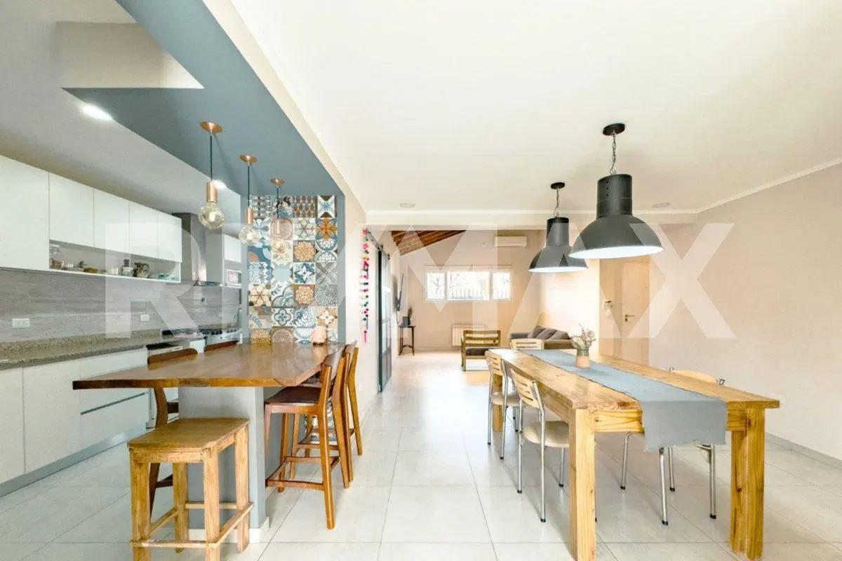 CASA DE TRES DORMITORIOS EN VENTA CONFLUENCIA 8
