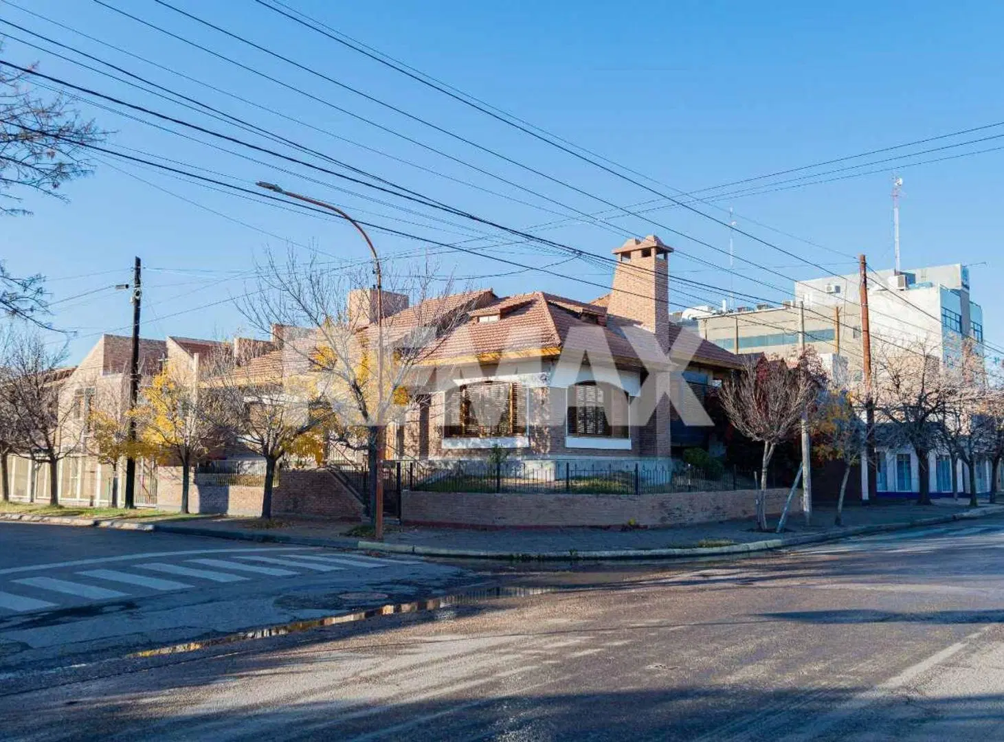 Venta Casa en Esquina Av. Menguelle y Urquiza 4
