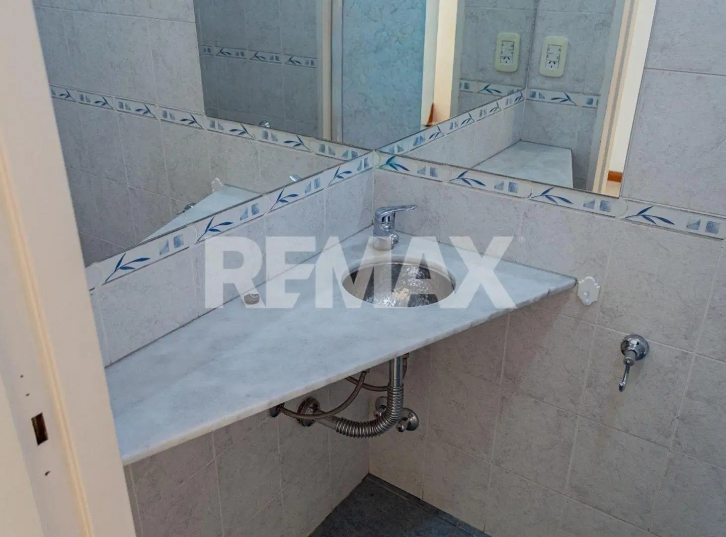 EN VENTA CASA GERENCIAL 4 DORM COMAHUE GOLF CLUB 5