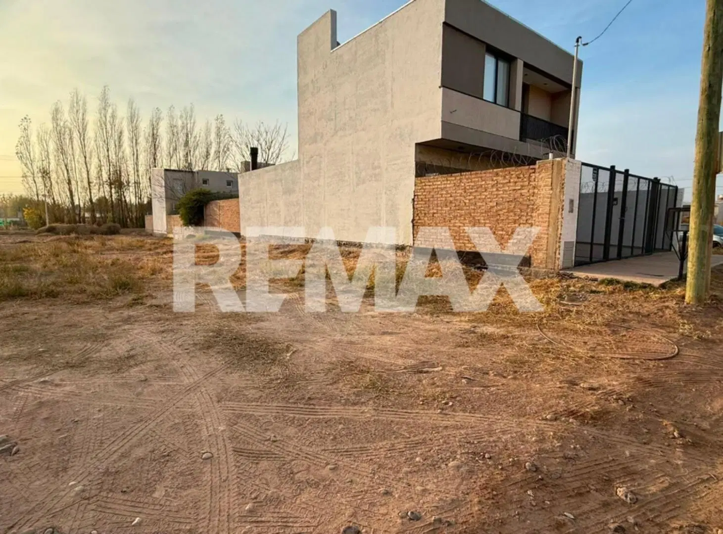 VENTA TERRENO BARRIO HERRERIA - CENTENARIO 8