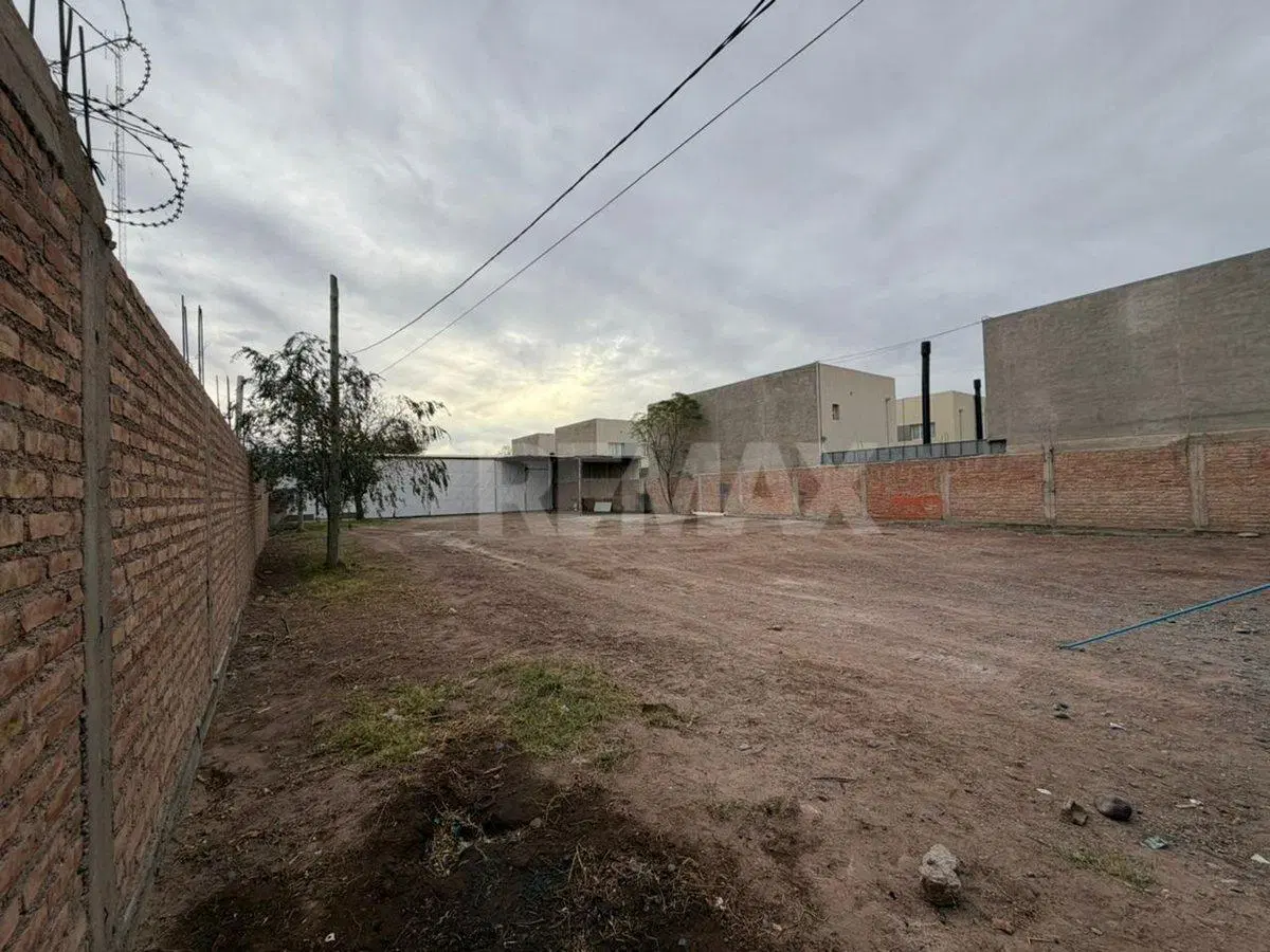 ALQUILER Galpon 200 m2 con 2 oficinas y recepcion. 3