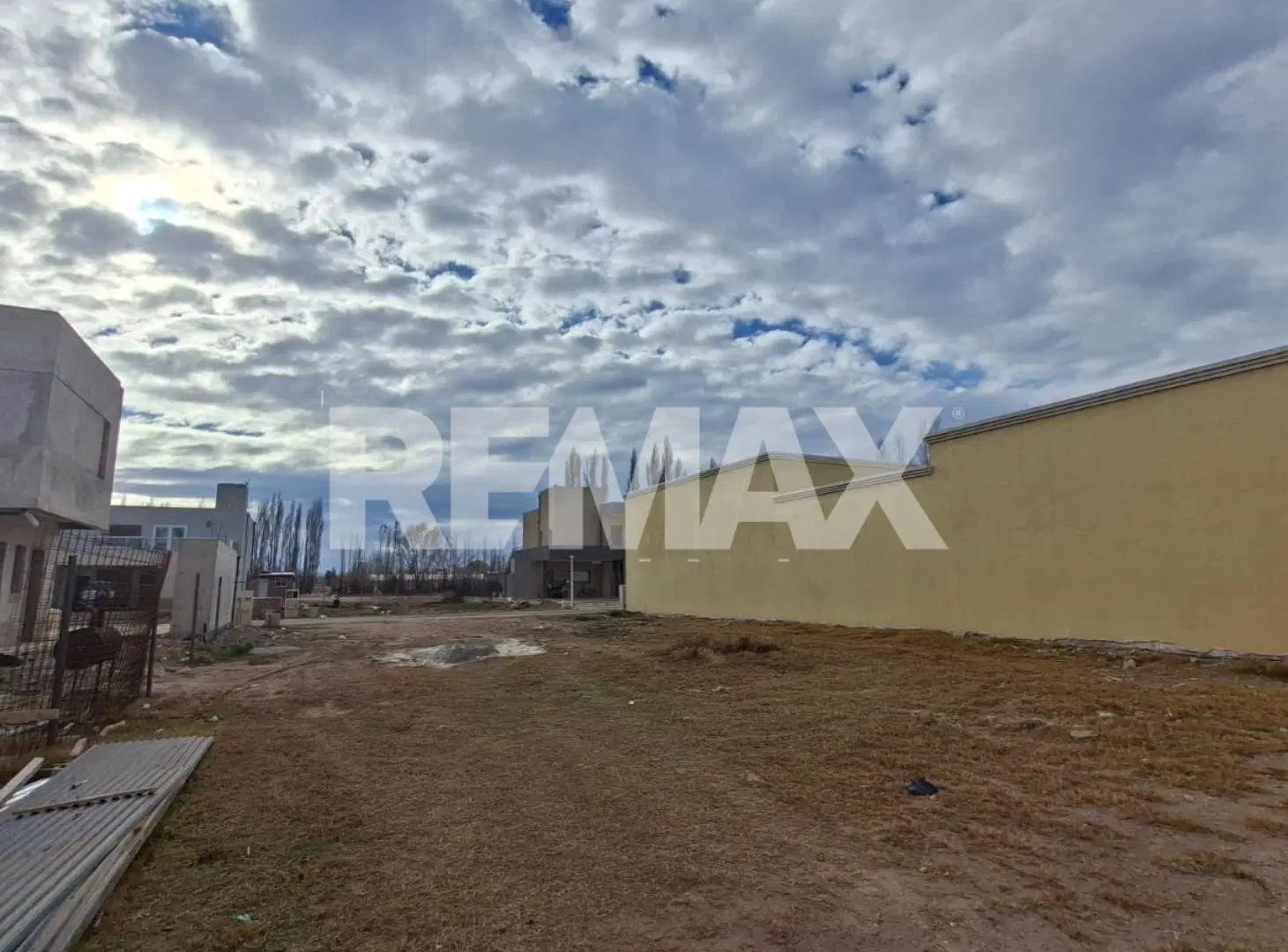 TERRENO EN VENTA B° CERRADO COSTA SERENA PLOTTIER. 2
