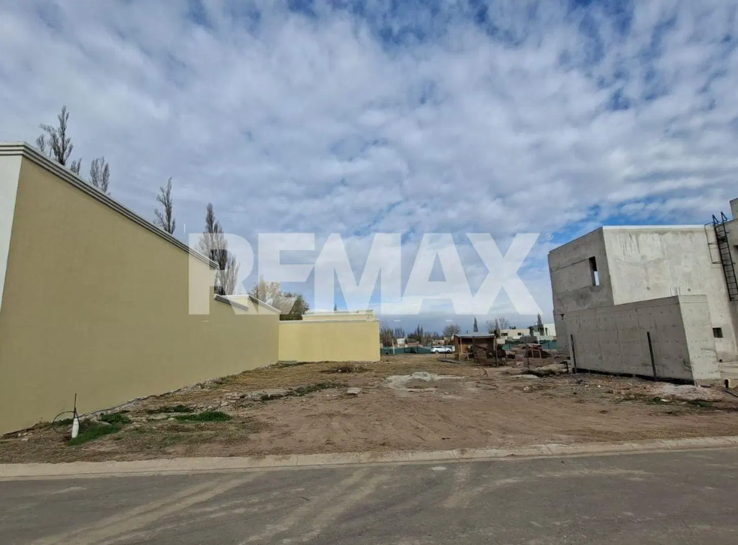 TERRENO EN VENTA B° CERRADO COSTA SERENA PLOTTIER. 4