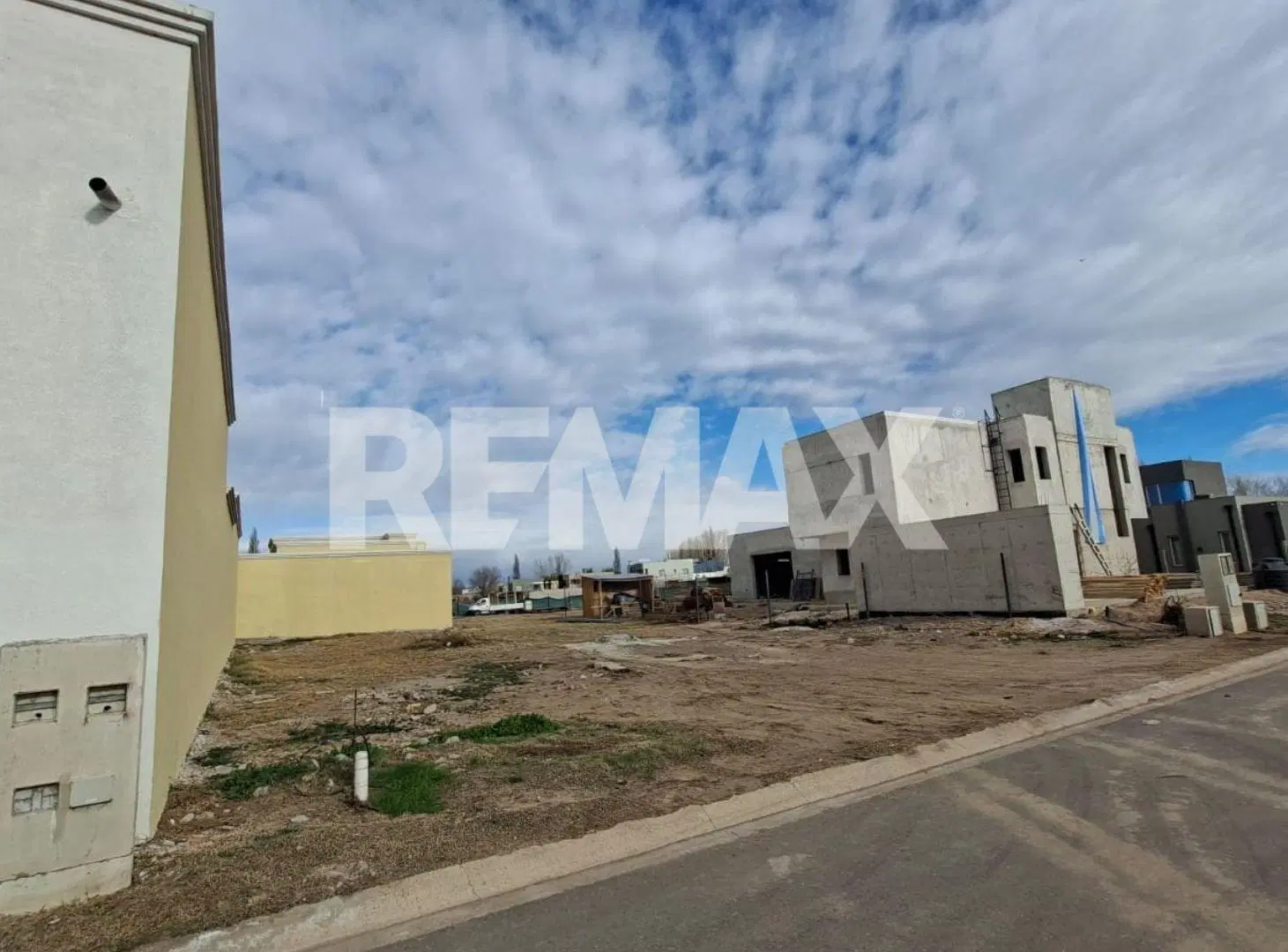 TERRENO EN VENTA B° CERRADO COSTA SERENA PLOTTIER. 5