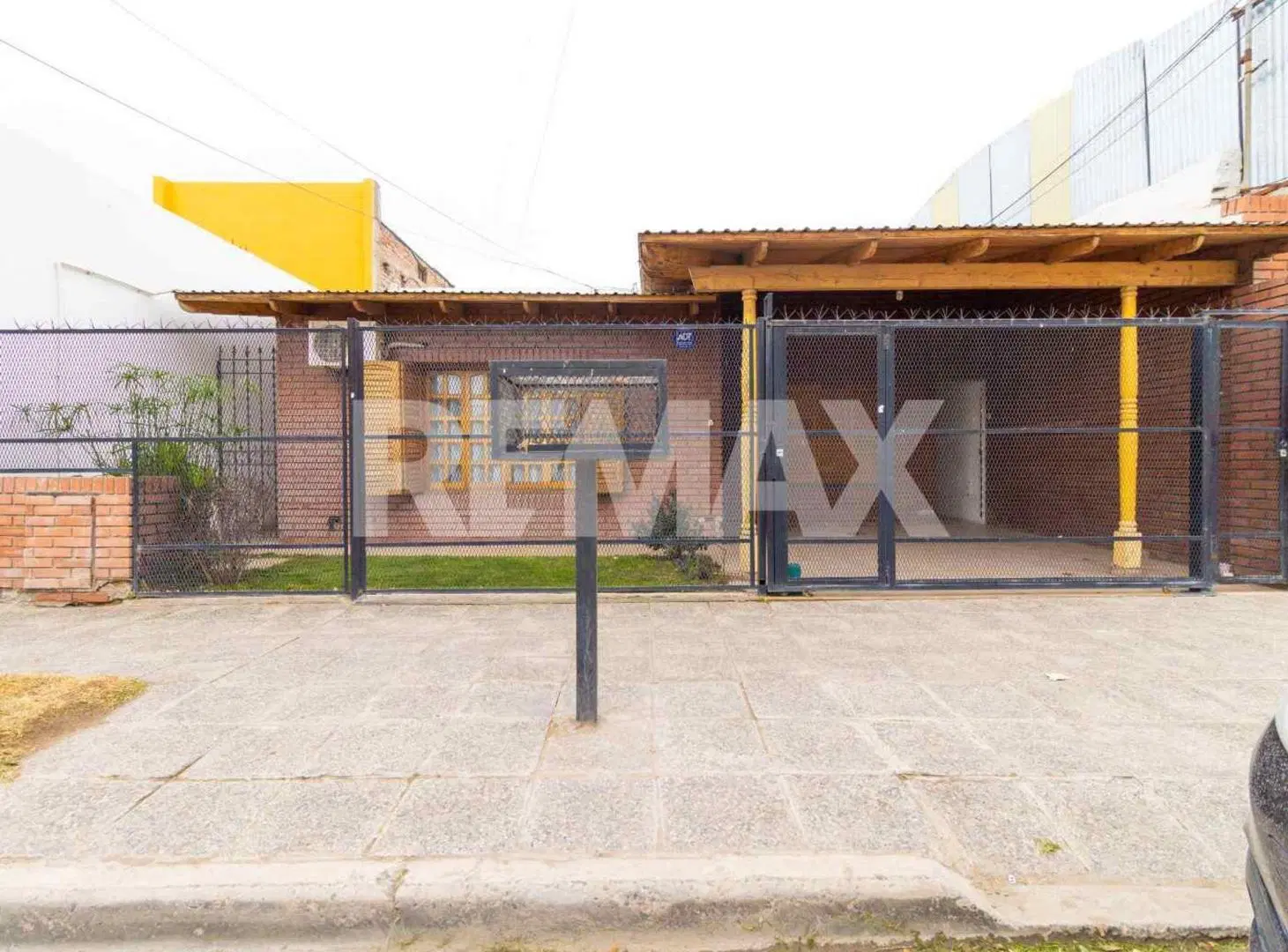 VENTA CASA 2 DORM. QUINCHO Y PILETA, MENGELLE 810 3
