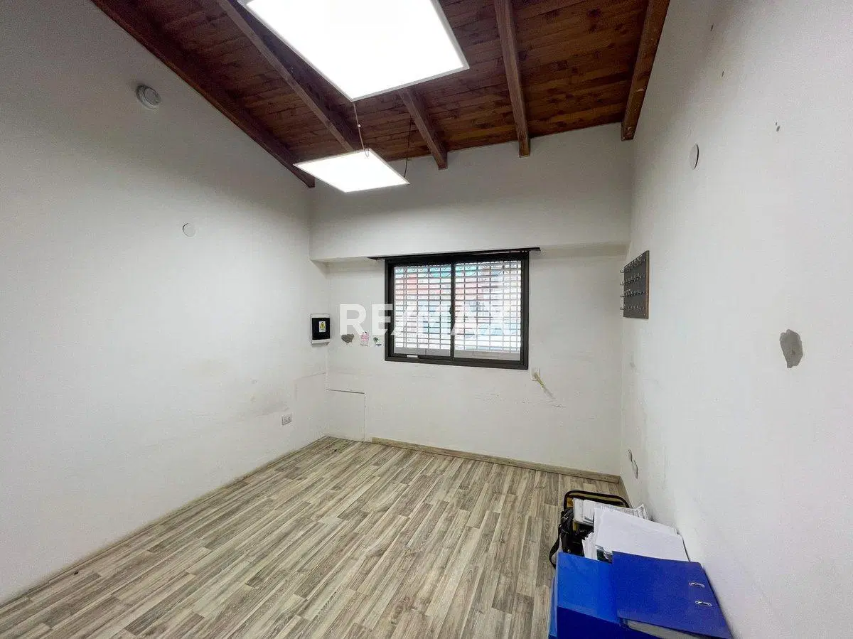 SE VENDEN OFICINA CORPORATIVA CON DEPOSITO 5