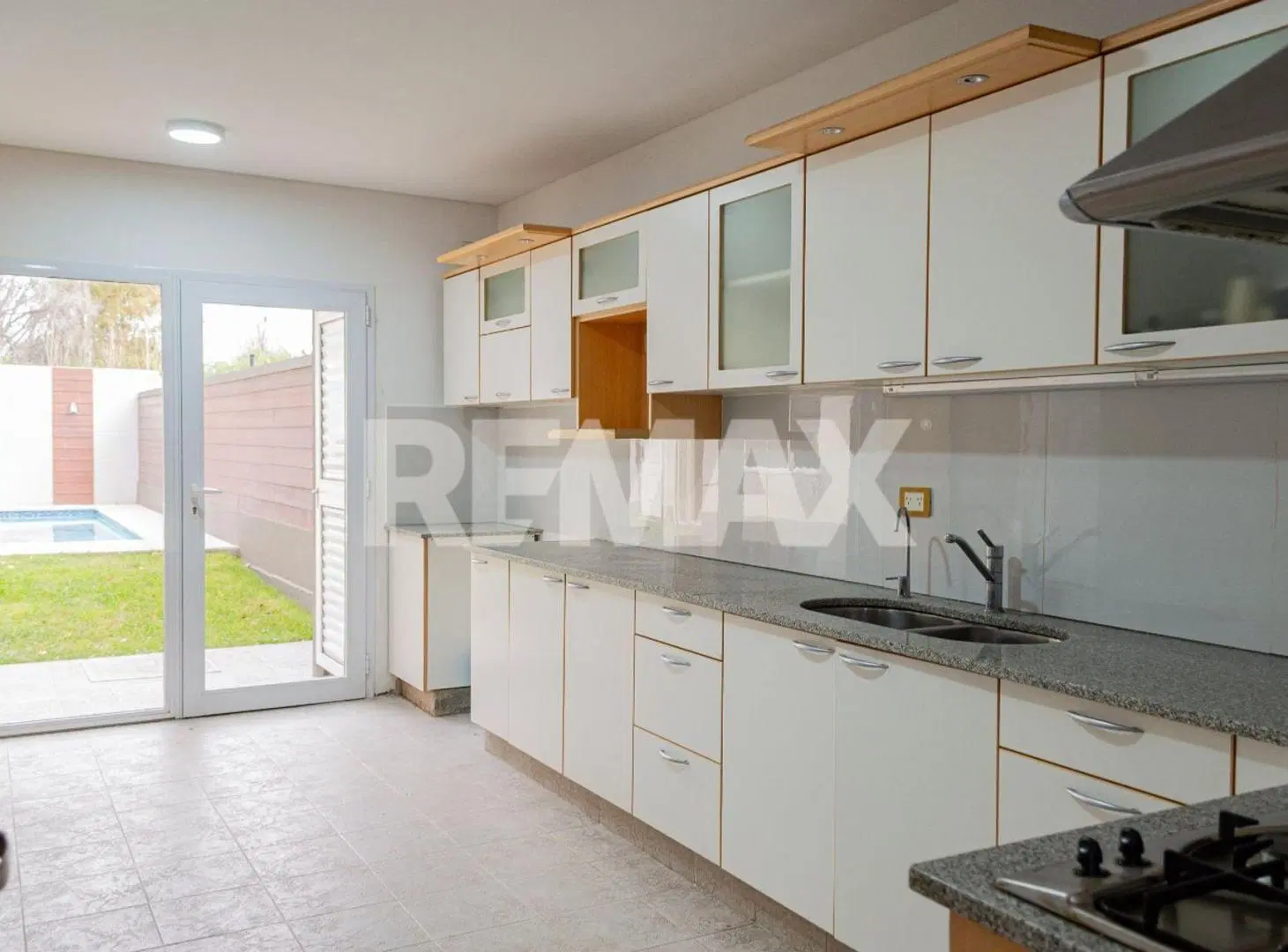 VENTA CASA 3 DORM C/PILETA Y QUINCHO  NQN 2