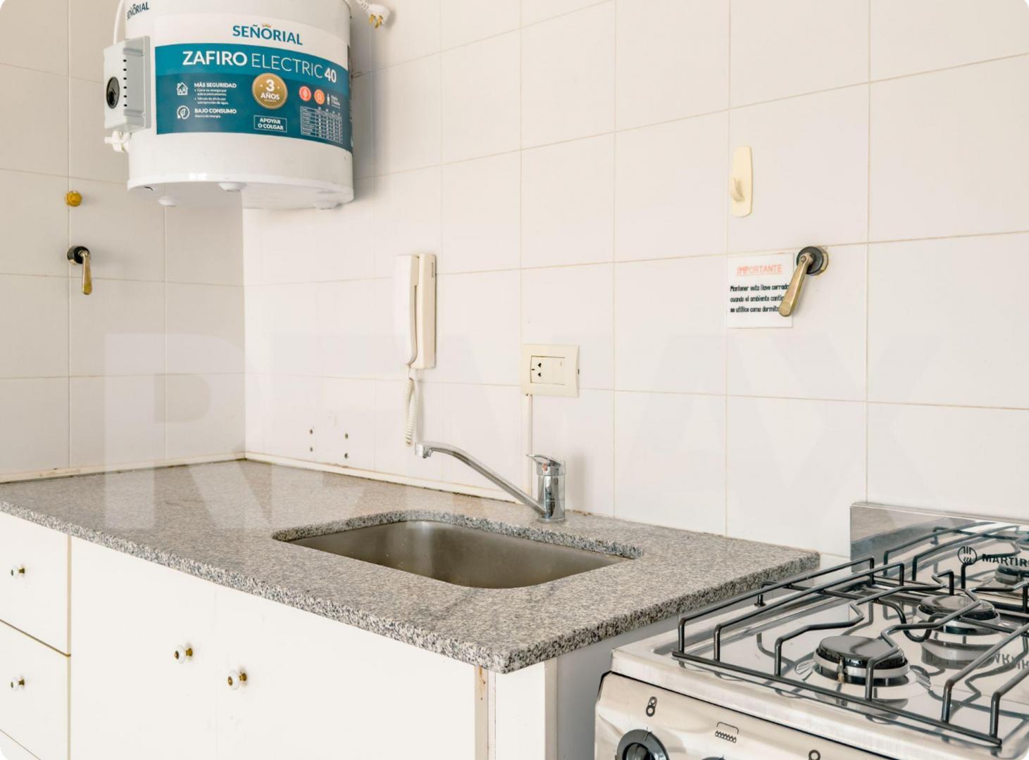 Foto de VENTA MONOAMBIENTE CON 3 COCHERAS - LELOIR 833, imagen 3