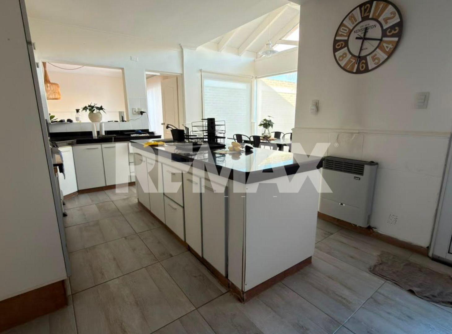 Foto de VENTA CASA 5 DORMITORIOS C/ PILETA B° SANTA GENOVA, imagen 5