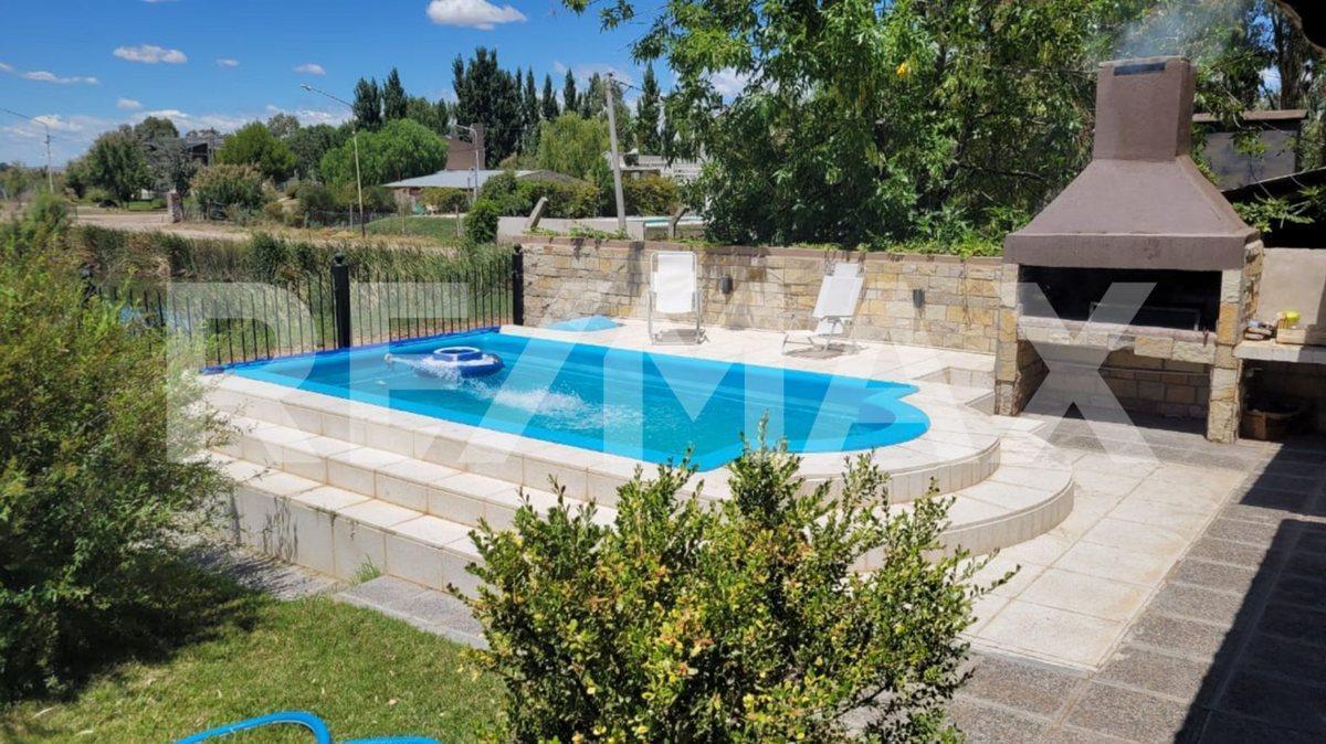 Foto de CASA EN VENTA 2 DORMOTORIOS PILETA LAGO PELLEGRINI, imagen 1