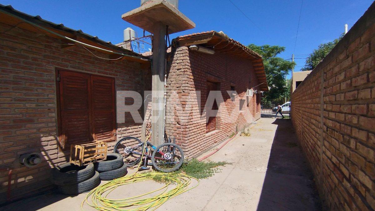 Foto de EN VENTA CASA + 2 DEPTOS CINCO SALTOS, imagen 5