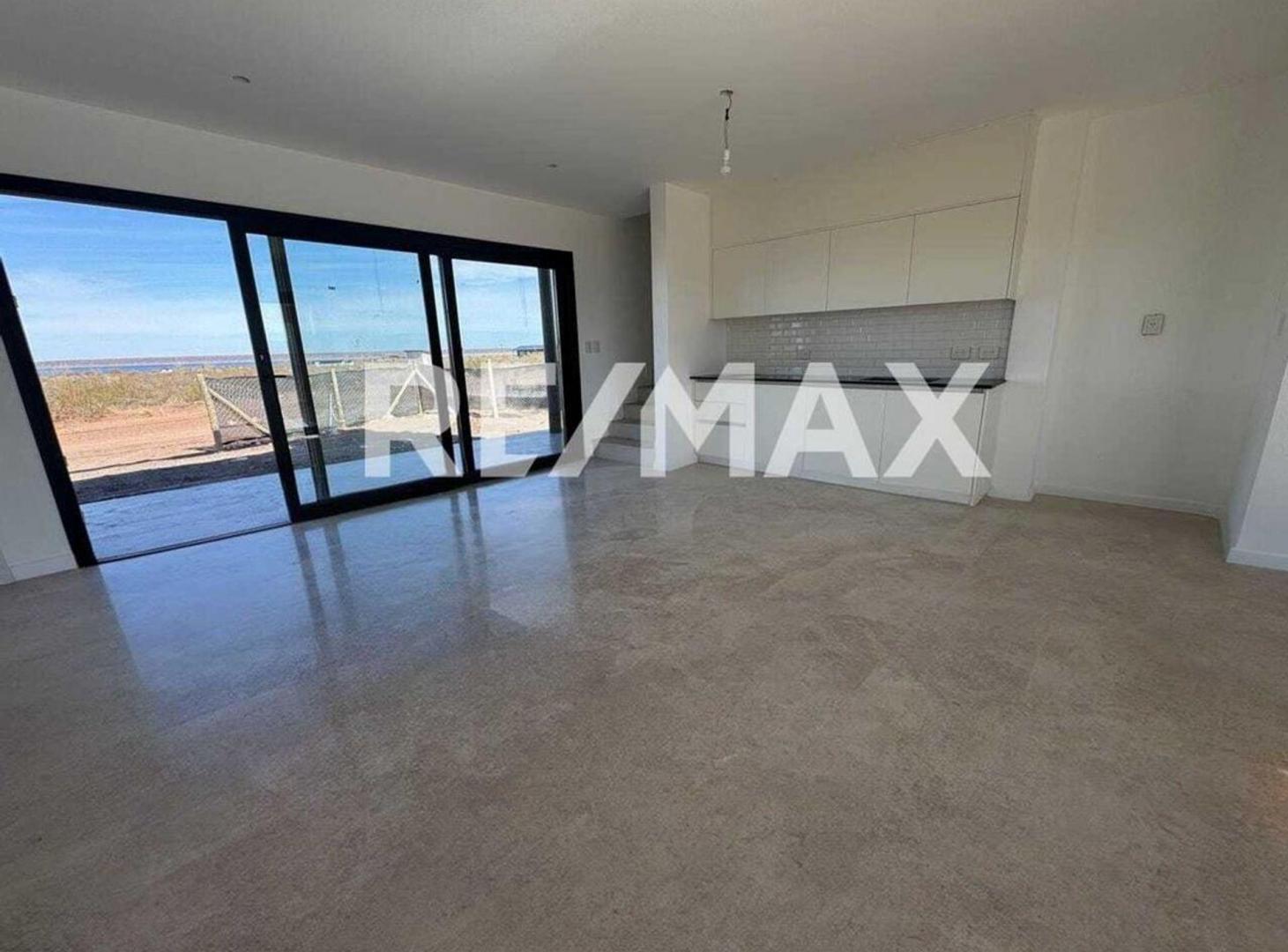 Foto de CASA 2 DORMITORIOS EN VENTA EN CHOCÓN MEDIO, imagen 2