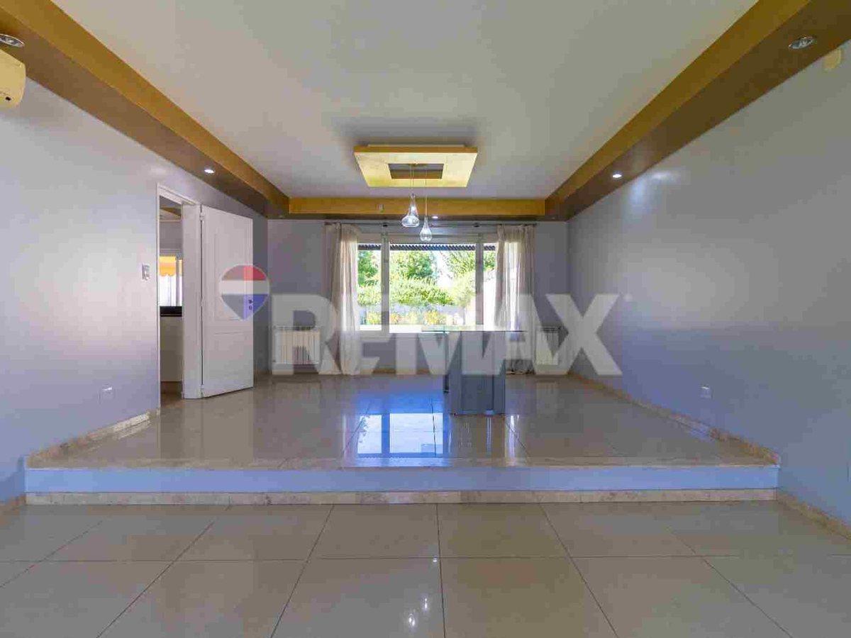 Foto de VENTA EN CASA CON PILETA EN JARDINES DEL REY, imagen 3