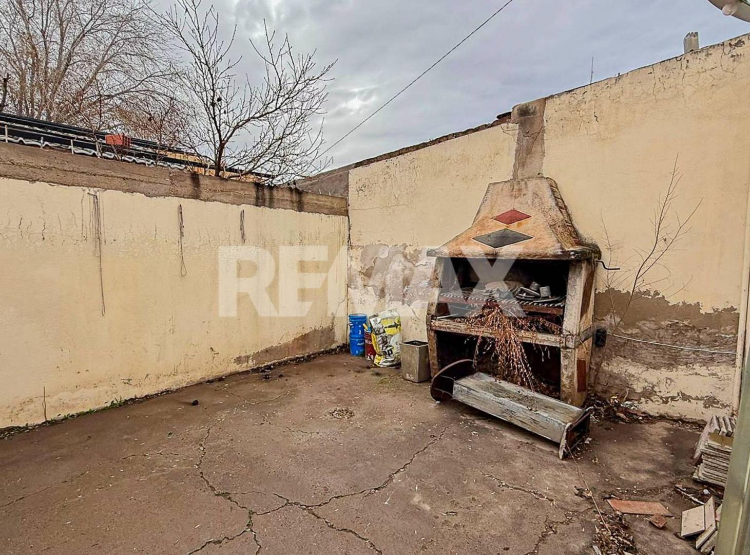 Foto de EN VENTA CASA CON 2 LOCALES CENTRO DE PLOTTIER, imagen 4