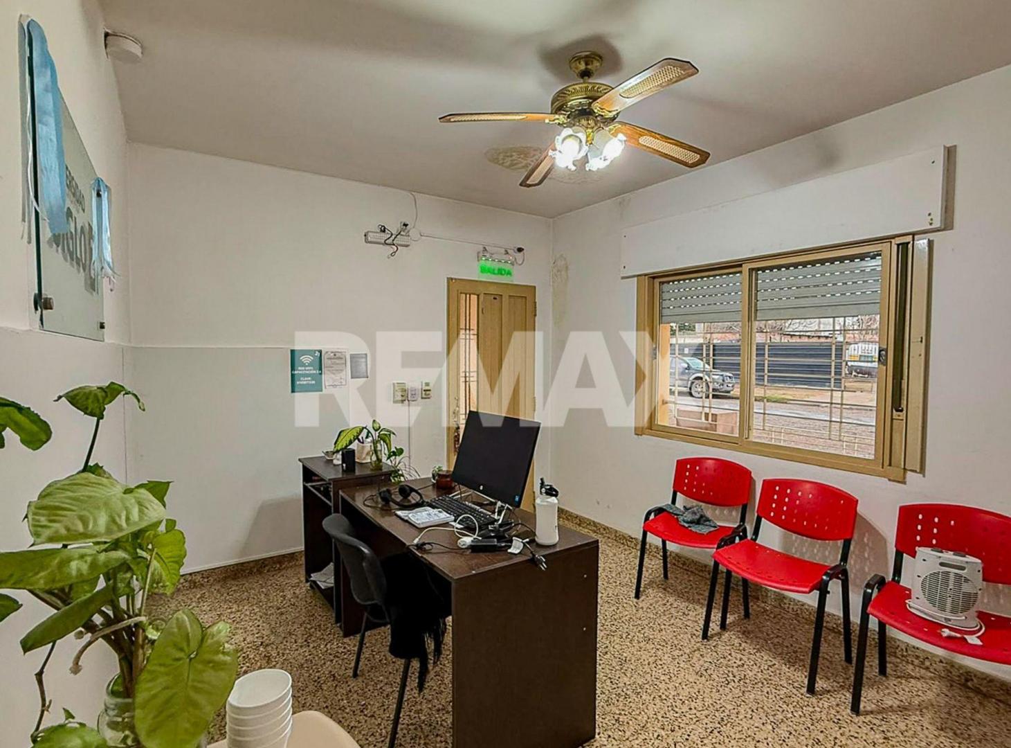 Foto de EN VENTA CASA CON 2 LOCALES CENTRO DE PLOTTIER, imagen 1