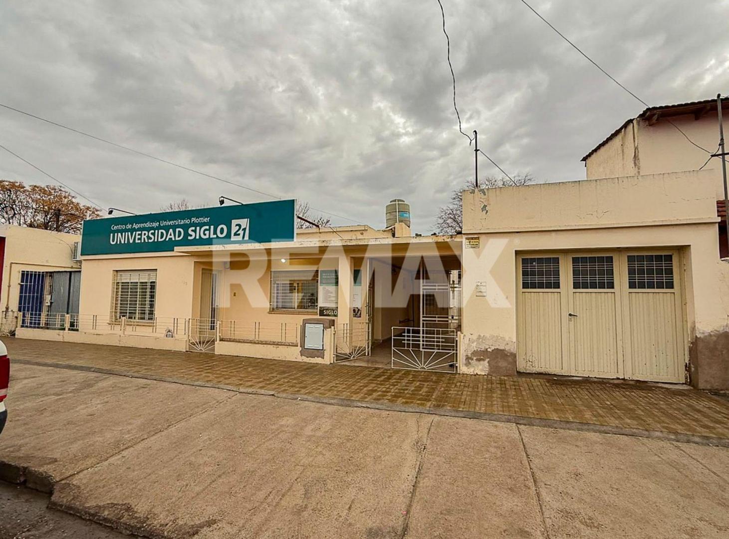 Foto de EN VENTA CASA CON 2 LOCALES CENTRO DE PLOTTIER, imagen 2