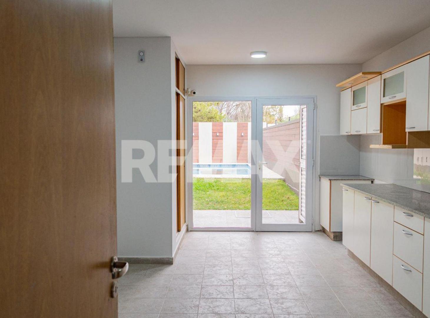 Foto de VENTA CASA 3 DORM C/PILETA NQN APTA CREDITO, imagen 2