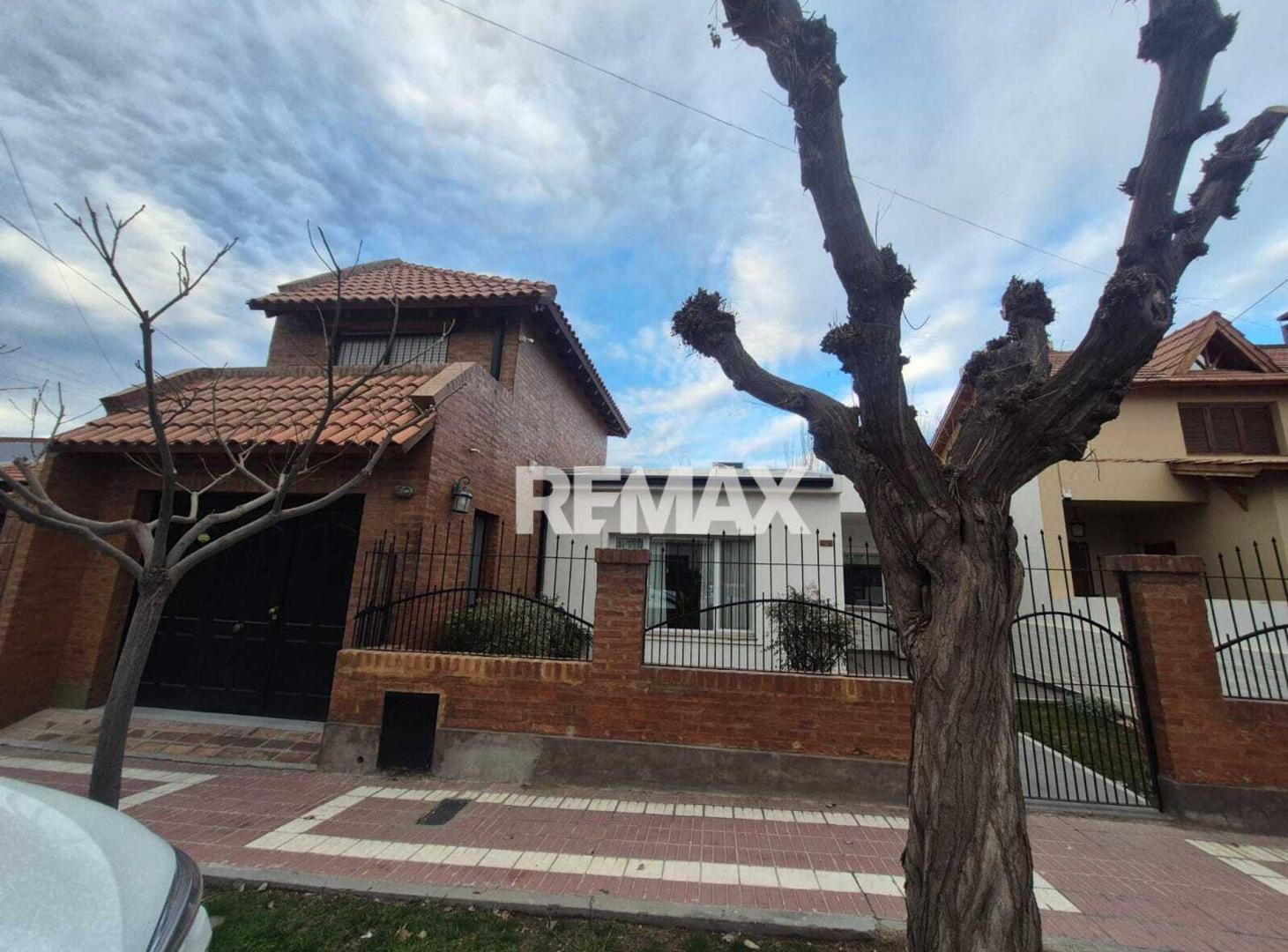 Foto de VENTA Casa 3 dorm y estudio B° Salud PublicaNQN, imagen 3