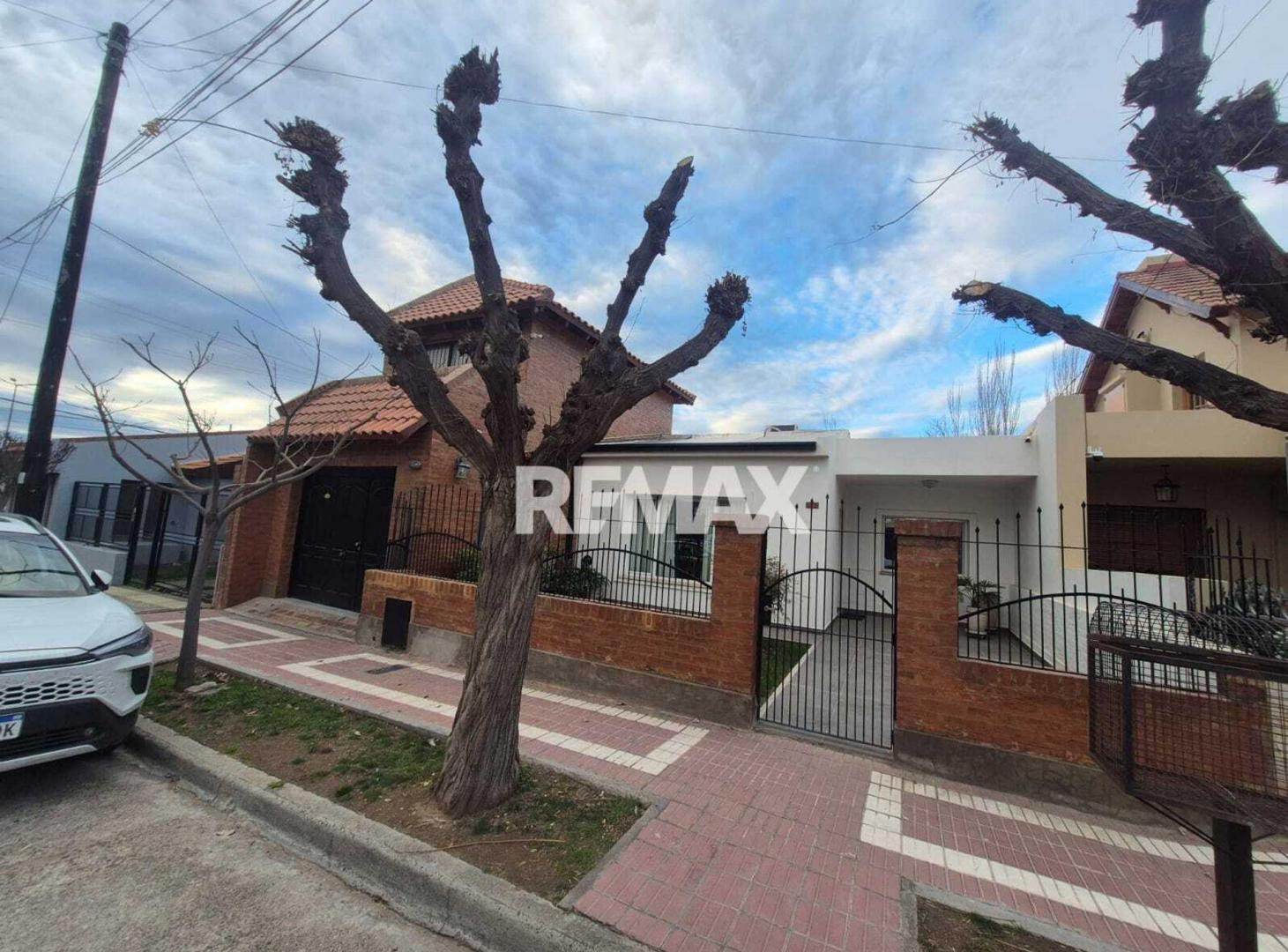Foto de VENTA Casa 3 dorm y estudio B° Salud PublicaNQN, imagen 1