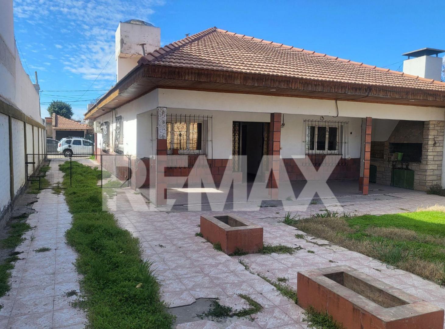 Foto de VENTA CASA 6 AMBIENTES CENTRO DE PLOTTIER, imagen 2
