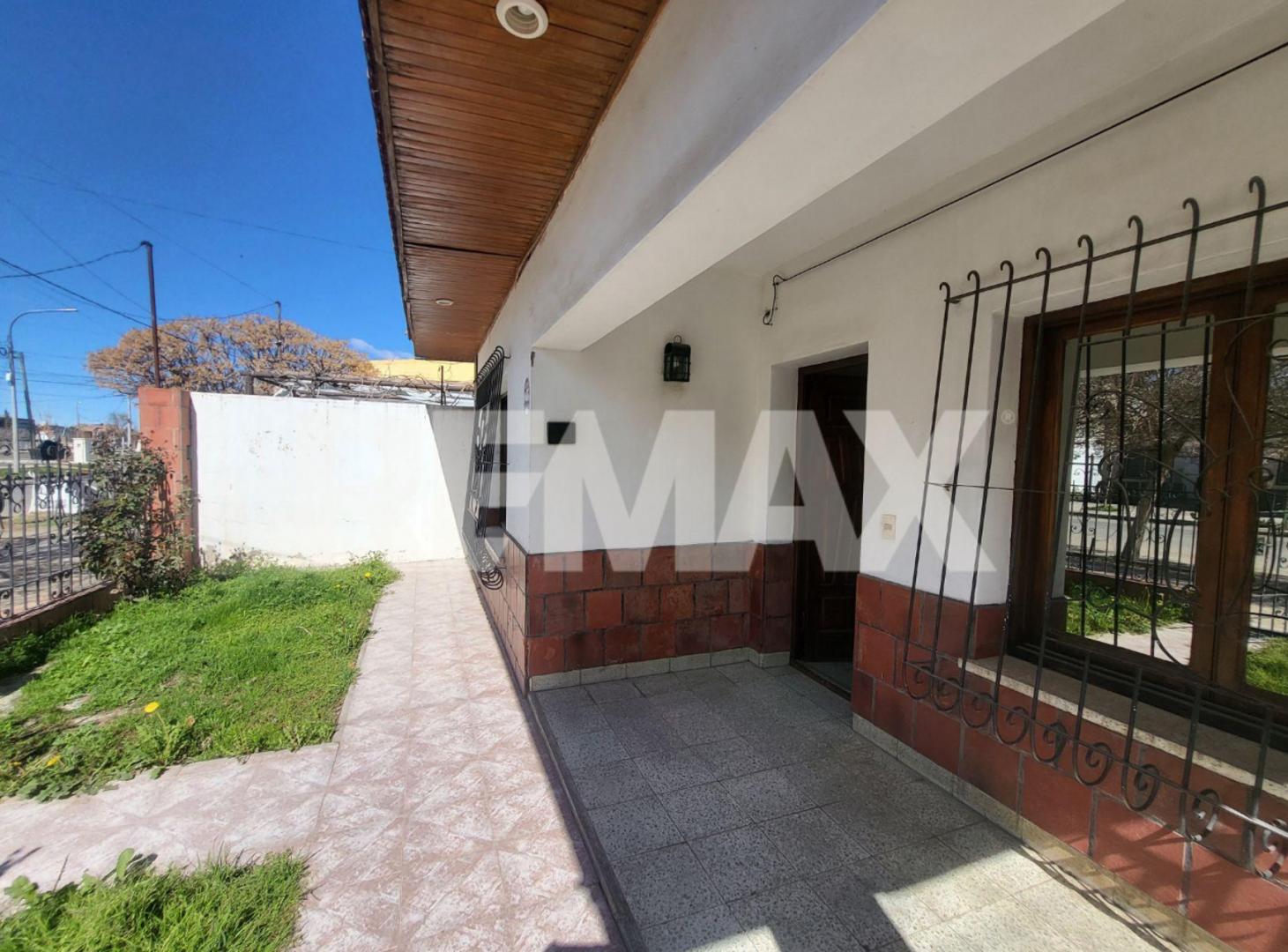 Foto de VENTA CASA 6 AMBIENTES CENTRO DE PLOTTIER, imagen 1