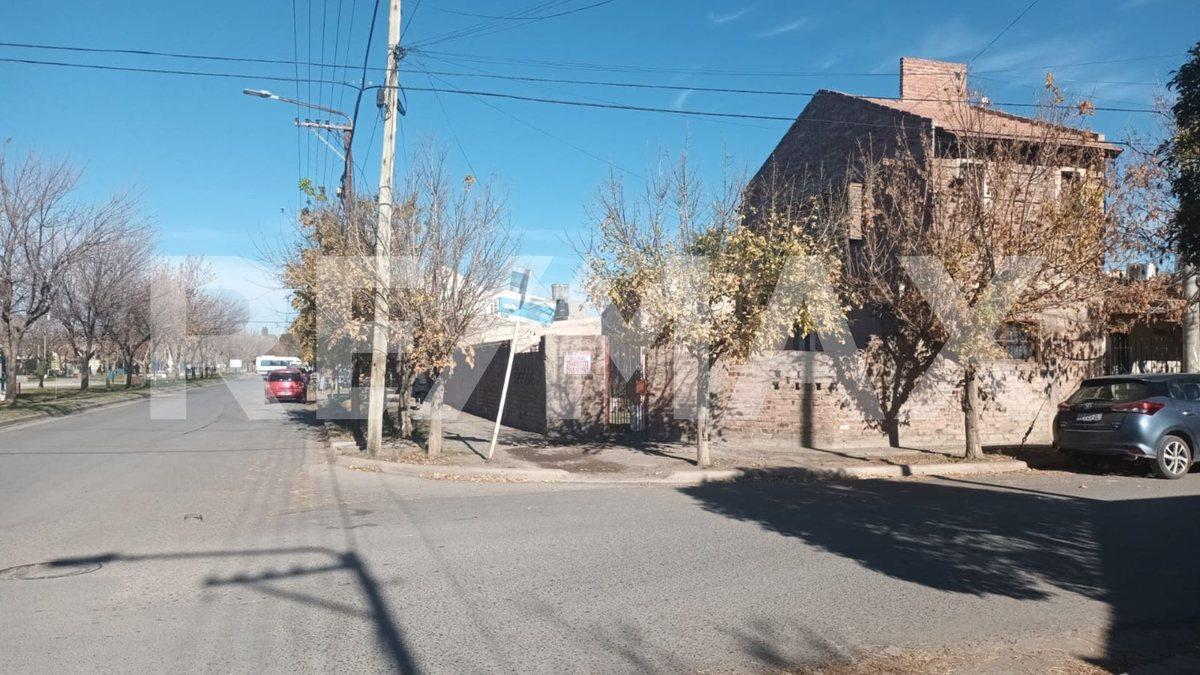 Foto de VENTA CASA APTA DESARROLLO - CENTENARIO, imagen 2