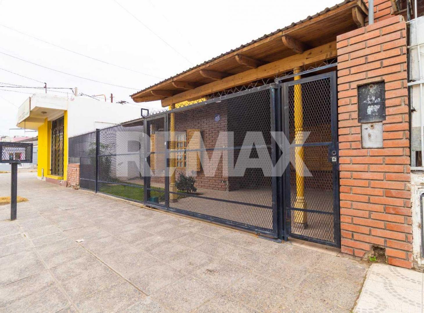 Foto de VENTA CASA 2 DORM. QUINCHO Y PILETA, MENGELLE 810, imagen 1