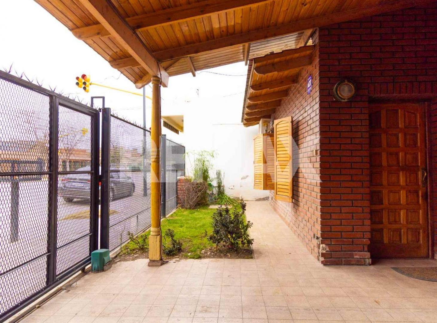 Foto de VENTA CASA 2 DORM. QUINCHO Y PILETA, MENGELLE 810, imagen 4
