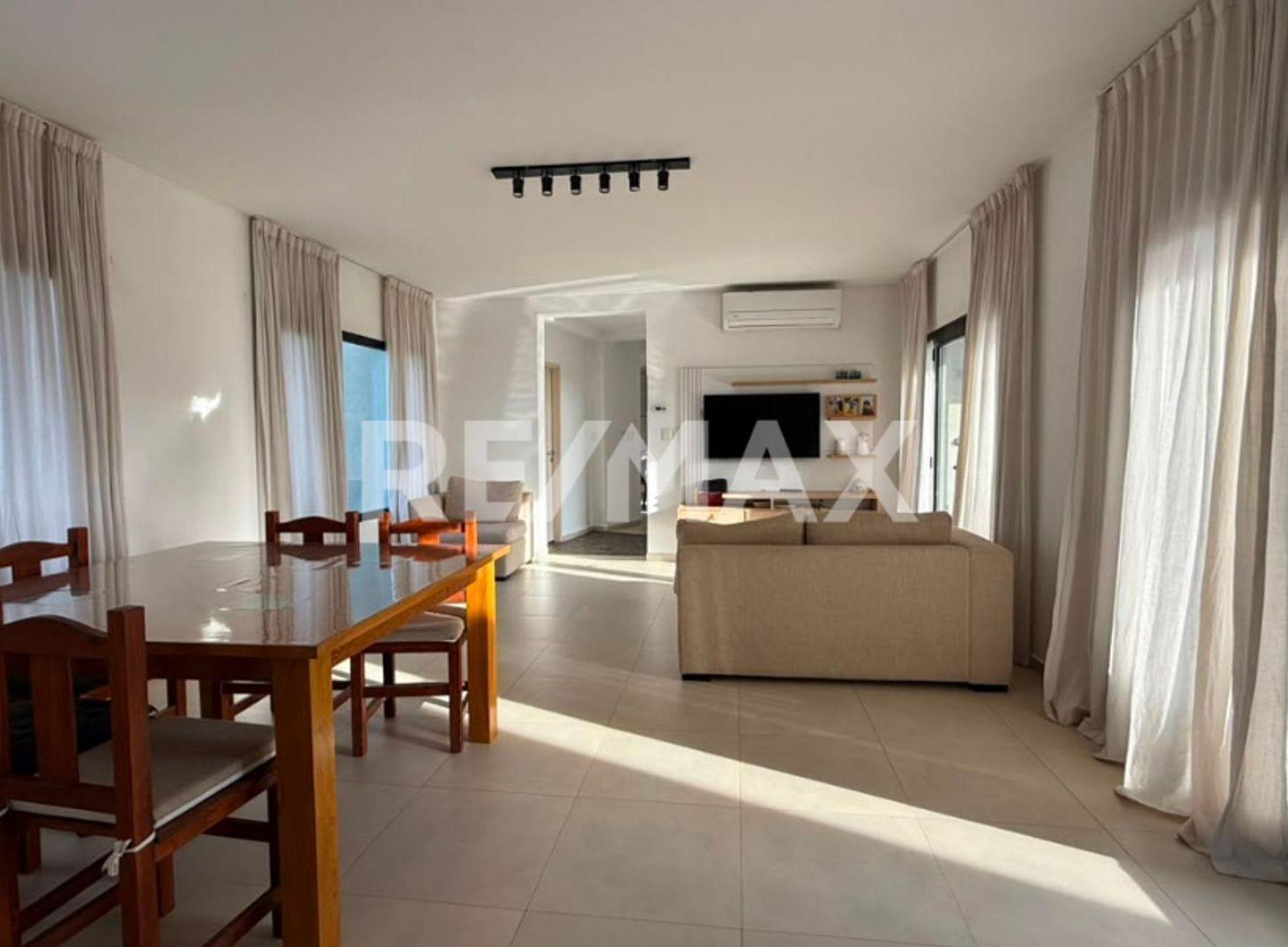 Foto de CASA DE 3 DORM. EN B° PRIVADO LA FALDA, CIPOLLETTI, imagen 4