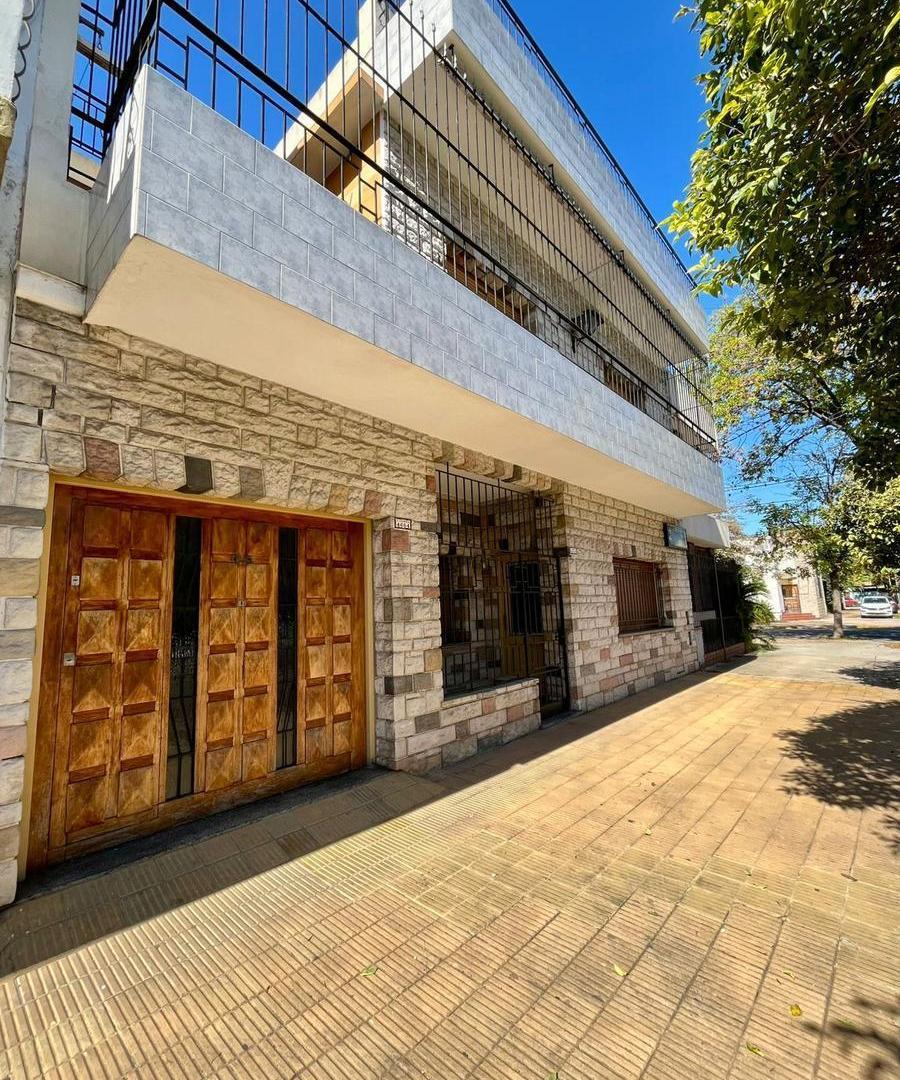 Excelente casa multifamiliar en Parque Avellaneda.