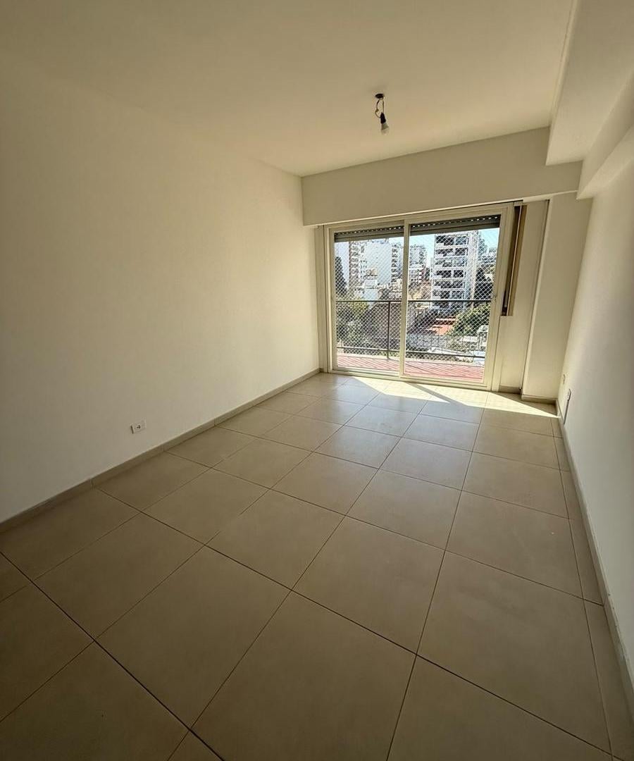Foto de Departamento tres ambientes con dependencia y cochera en Flores, imagen 5