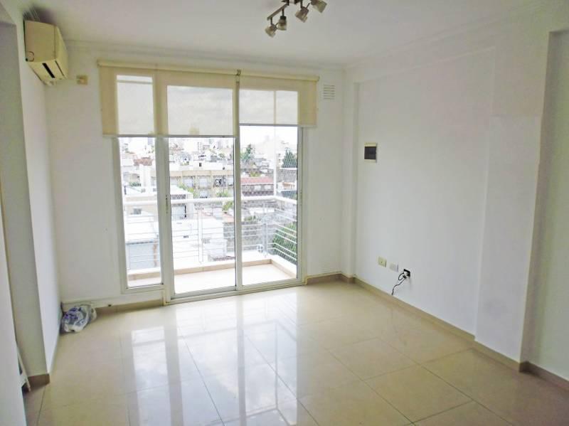 DEPTO 2 AMB AL FRENTE CON BALCONES y TERRAZA PROPIA.