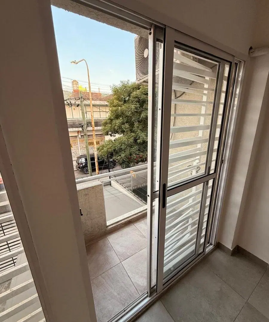 MODERNO DEPTO 2AMB AL FRENTE CON BALCON Y COCHERA A 1 CUADRA DE ESTACION 5