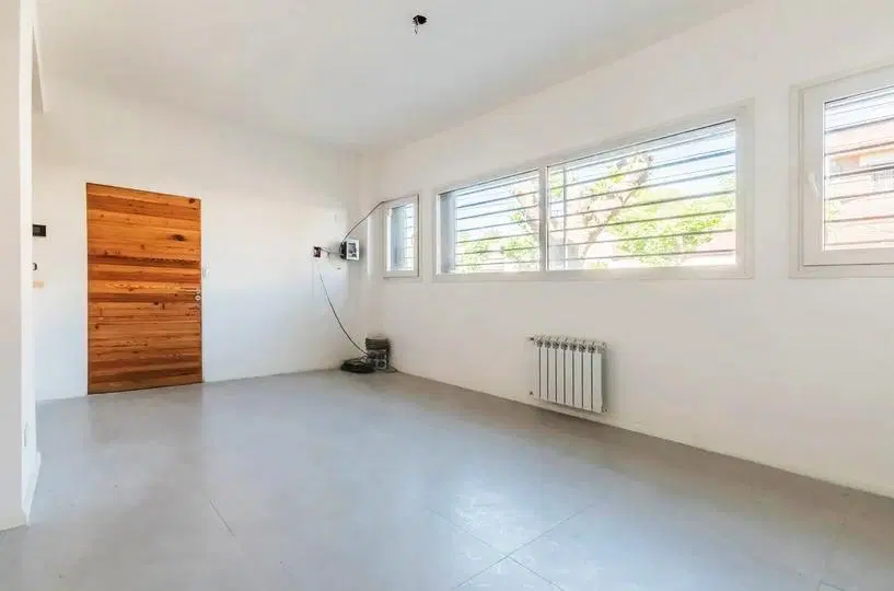 AMPLIO TRIPLEX MODERNO 4AMB AL FRENTE CON COCHERA Y TERRAZA. 3