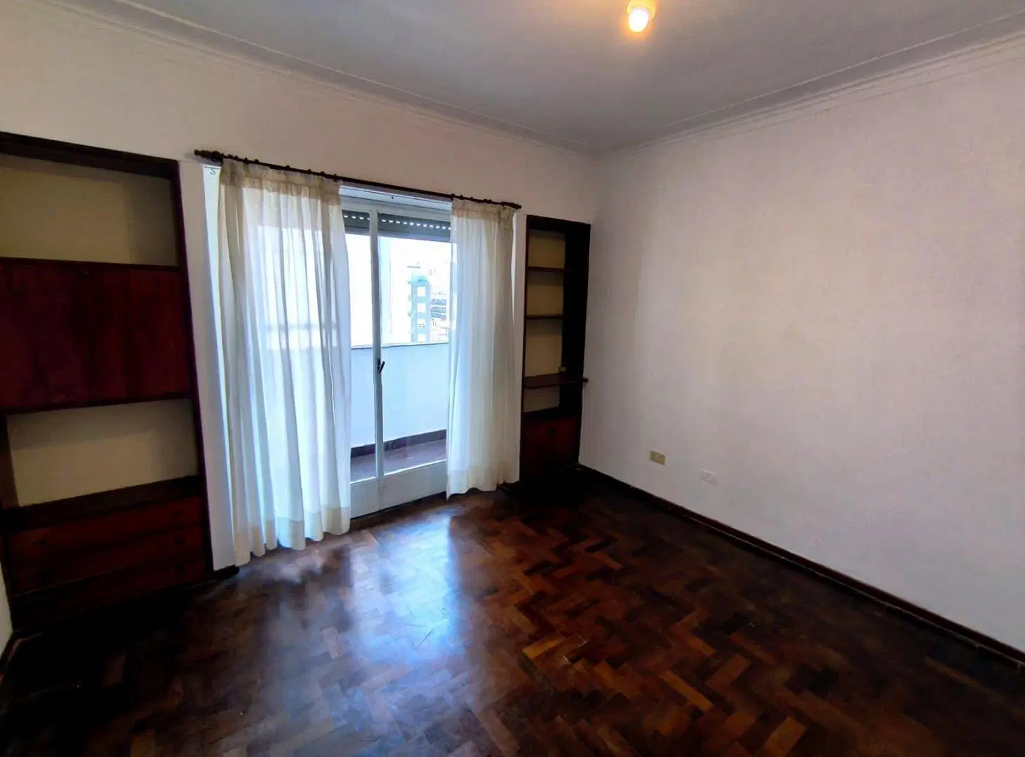 1 ambiente amplio con cocina y doble balcón 2
