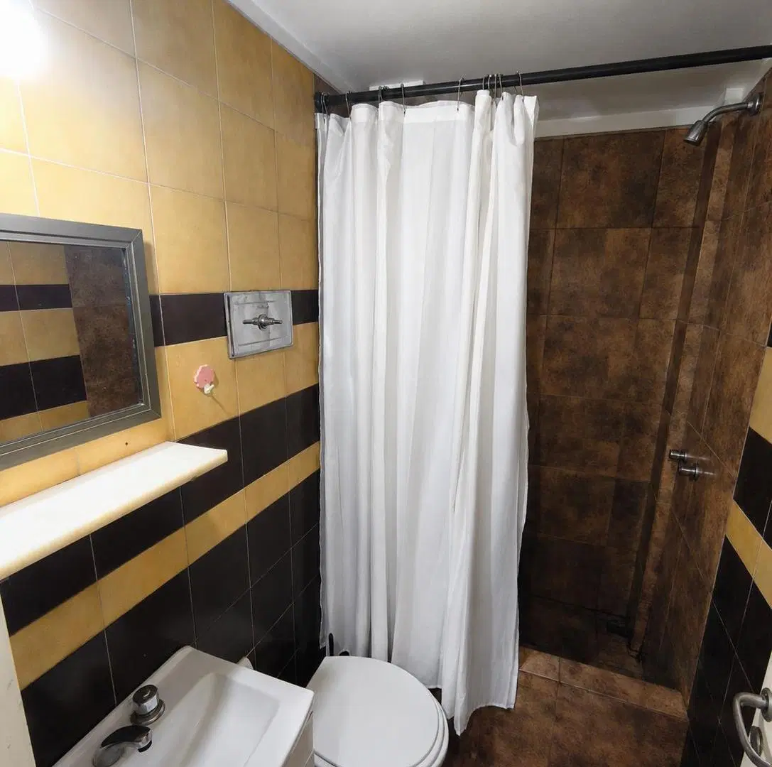 Ambiente dividido con dormitorio separado en pleno centro 4