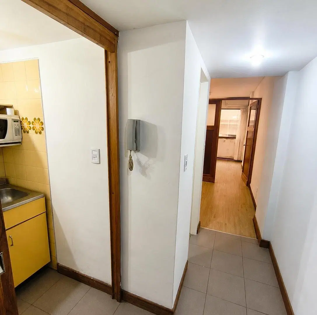 Ambiente dividido con dormitorio separado en pleno centro 2