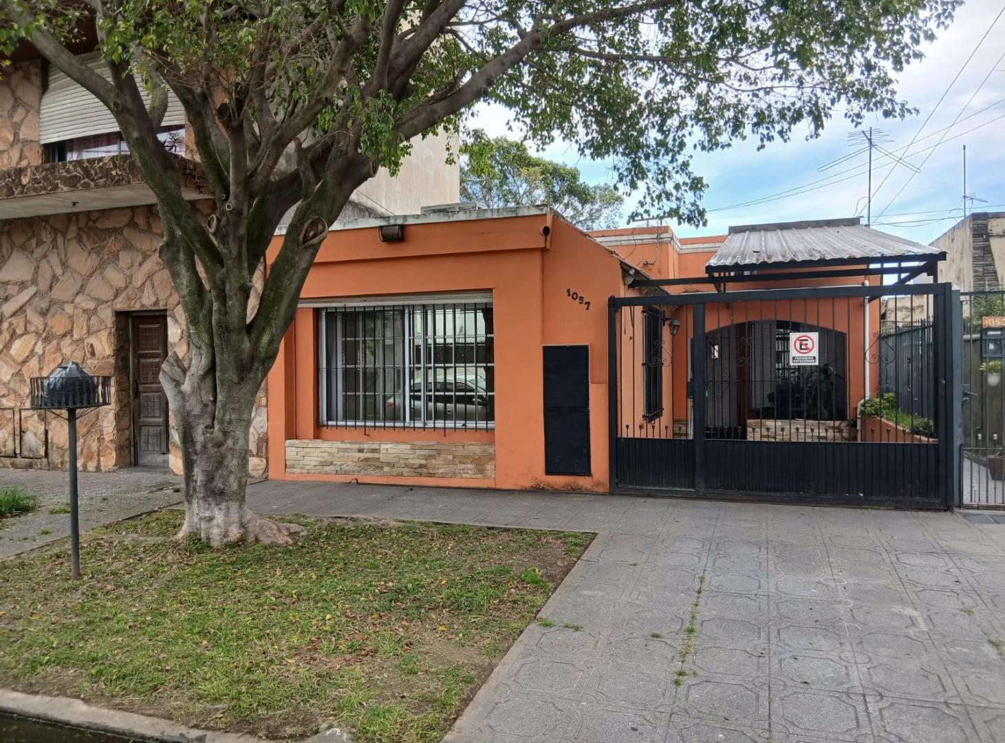 Foto de PH de 117 m² con 4 ambientes en venta en Lanús Este, imagen 1