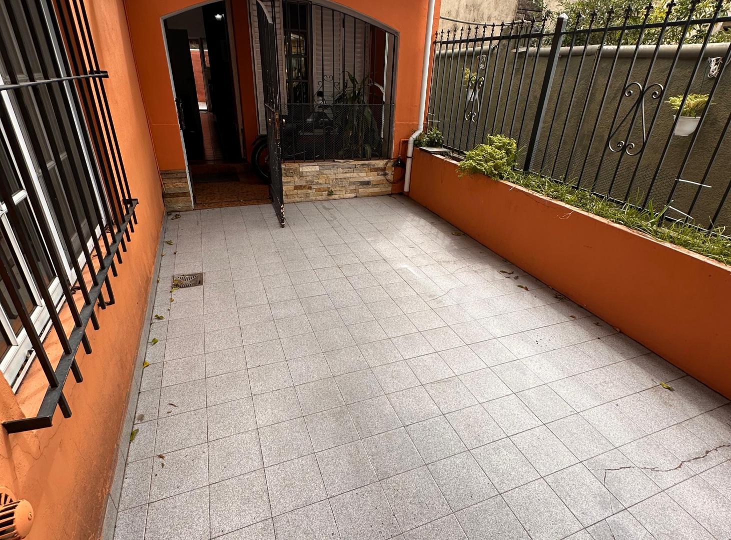 Foto de PH de 117 m² con 4 ambientes en venta en Lanús Este, imagen 2