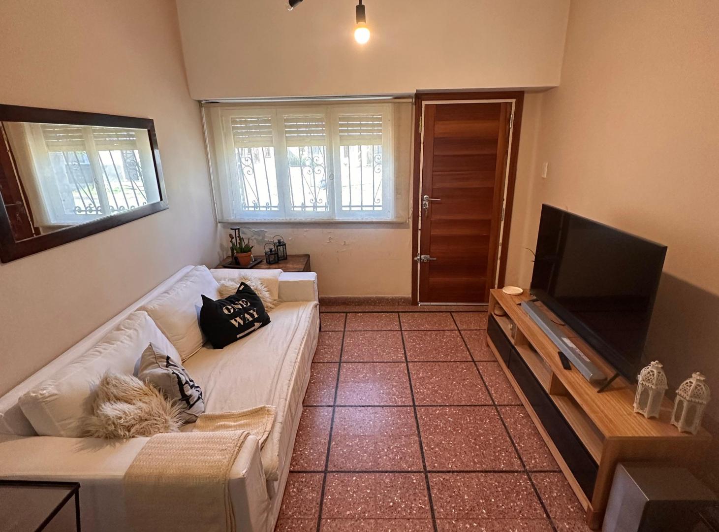 Foto de Casa de 6 ambientes en venta en Lanús Este, imagen 2