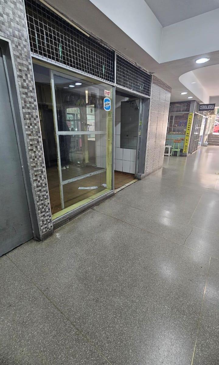 Local Comercial Galería Sobre Av rivadavia 2