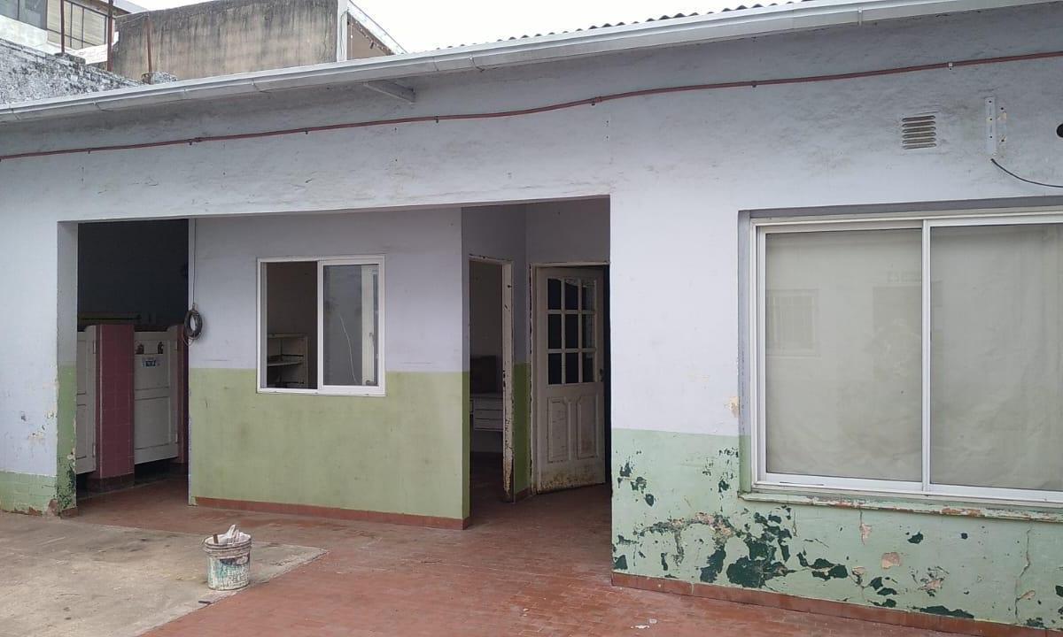 Importante esquina en La Calabria, VIVIENDA + deposito