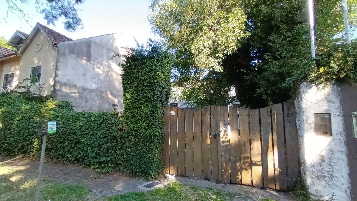 Venta: Oportunidad, casa para reciclar, Lomas de San Isidro. 380mts de lote, 160mts cubiertos. 4
